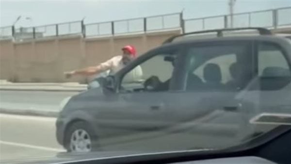 قعد على كابوت العربية.. ضبط مهندس حاول دهـس عامل بسيارته بالقاهرة الجديدة