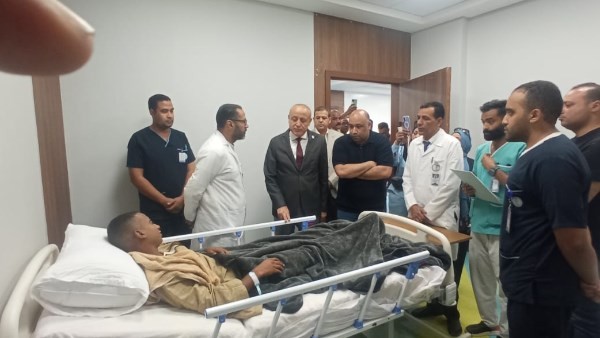 تفاصيل جديدة.. محافظ الأقصر يزور مصابي حادث انقلاب أتوبيس ويشيد بسرعة الاستجابة الطبية
