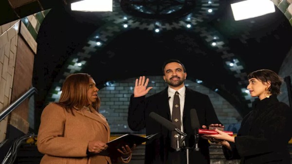 واضعا يده على نسخة من القرآن الكريم.. زهران ممداني يؤدي اليمين كأول عمدة مسلم لـ نيويورك