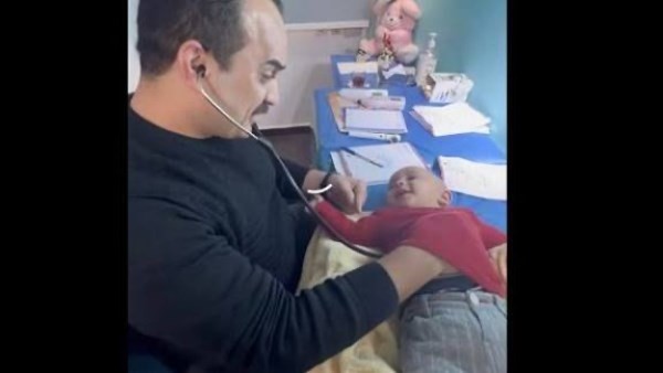 من كشف طبي إلى تريند عربي | أول تعليق من طبيب الأطفال صاحب فيديو الرضيع : ما خرج من القلب وصل إلى الملايين