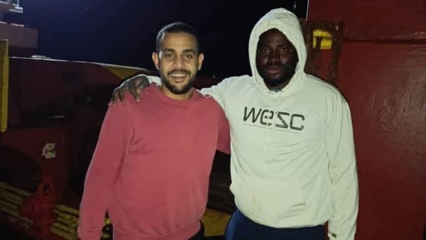 البحر لا يرحم| قبطان مصري ينقذ مهاجرا إفريقيا بعد غرق مركب غير شرعية.. والبطل: سبحان من نجى يونس في بطن الحوت