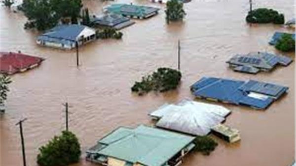 فيديو.. فيضانات تجتاح أستراليا وتتسبب في جرف سيارات ومنازل إلى مياه البحر