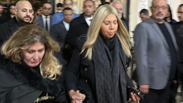 بعد غياب طويل.. سهير رمزى تقدم واجب العزاء فى والدة الفنان هانى رمزى