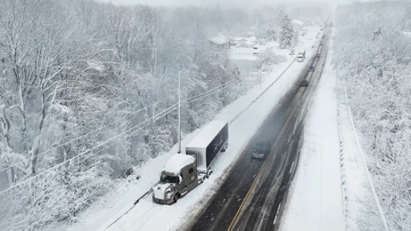 عاصفة ثلجية تضرب 18 ولاية أمريكية.. وحالة الطوارئ تُعلن لمواجهة اضطرابات النقل والطاقة