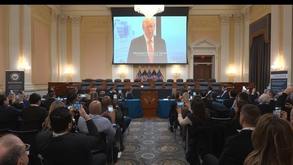 ترامب يشيد بالقس مارك بيرنز خلال مؤتمر دولي للأديان في الكونجرس