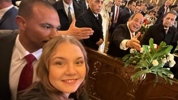 فتاة أوكرانية توثّق لحظة مُصافحة الرئيس السيسي بعبارات الفخر في قداس عيد الميلاد | شاهد