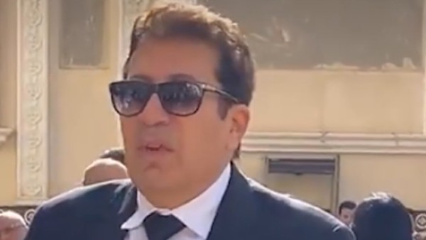 خالد منتصر يشيد بتصرف هاني رمزي في جنازة والدته بالكنيسة ونجاحه في منع الفوضى بعد مخاطبته المصورين