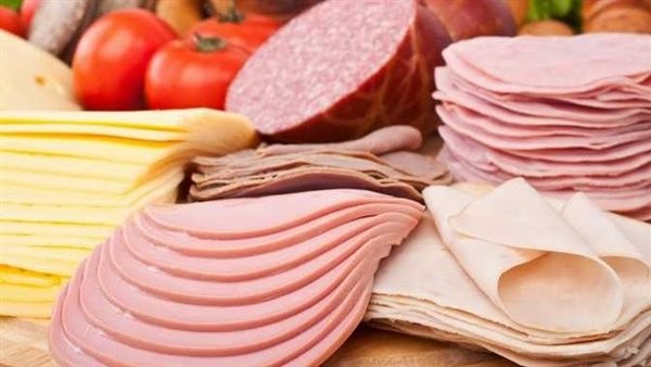 معهد التغذية يحذر: لانشون الأسواق ليس لحوما حقيقية ويهدد صحة الأطفال