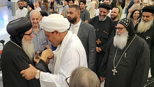 السفير السودانى بأستراليا وكهنة سيدنى فى أستقبال مطران عطبرة وأم درمان بمطار سيدنى الدولي