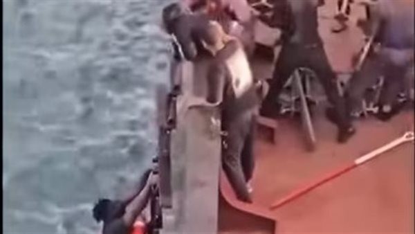 سبح 24 ساعة بين الجثث، لحظة إنقاذ مصري لمهاجر من الموت غرقًا في البحر (فيديو)