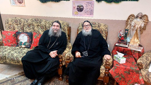 للاطمئنان على صحته وتهنئته بالعيد.. الأنبا يوأنس يزور الأنبا موسى