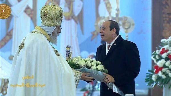 قبلة على وجه صغير واستلام رسالة مواطن.. مشاهد مبهجة في احتفالية عيد الميلاد بكاتدرائية ميلاد المسيح