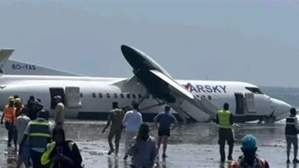 العناية الإلهية تنقذ 50 راكبًا من الموت في حادث مروع لتحطم طائرة ركاب صومالية (فيديو)