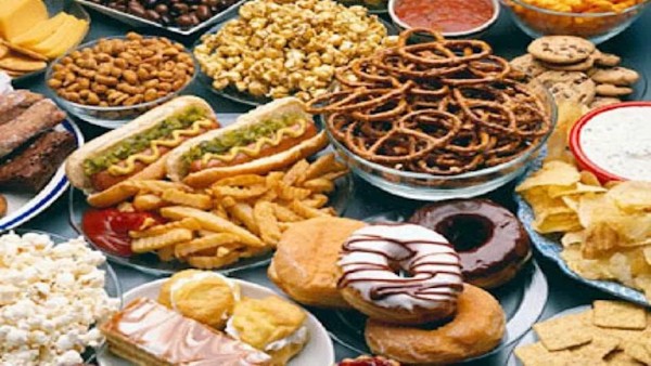 ماذا يحدث لجسمك عند الإفراط في تناول الحلويات؟