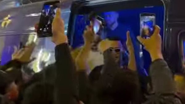 نمبر وان وسط حراسة مشددة في شوارع القاهرة، ويعلق: أجواء رمضان (فيديو)