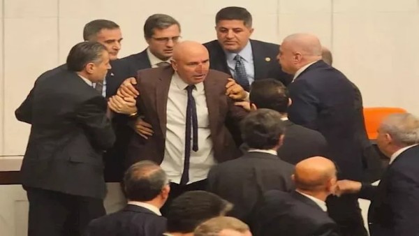 فيديو| عراك بالأيدي داخل البرلمان التركي احتجاجا على تعيين وزير العدل الجديد