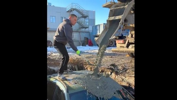 رجل يثير الصدمة، دفن سيارة فاخرة بقيمة 6 ملايين جنيه في الخرسانة (فيديو)