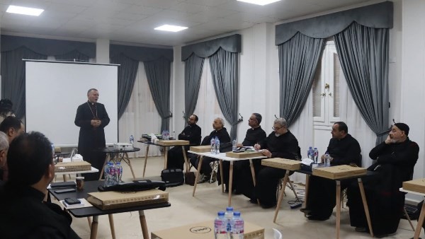 الأنبا بولا يلتقي كهنة الإيبارشيّة ويشهد برنامج تدريبي متطور لهم