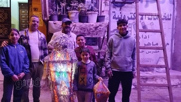 رمضان يجمعنا، مهندس مسيحي يشارك جيرانه المسلمين تعليق الزينة والفوانيس بالغربية (فيديو)