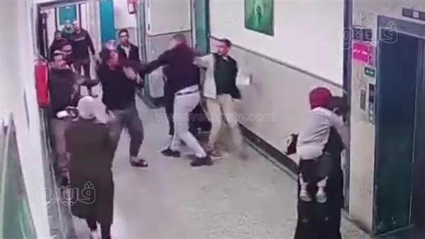 ننشر أول فيديو يوثق مشاجرة طبيب ومرافقين داخل مستشفى الباجور التخصصي