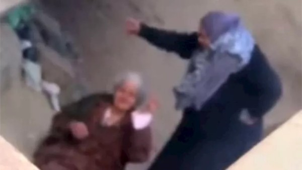 حبس امرأة اعتدت على أمها بالشرقية.. والوالدة المسنة: "سيبوها دي بتخدمني"