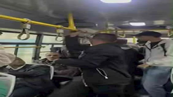 فيديو لفتاة تتهم شابا بالتحرش داخل أتوبيس وسط صمت الركاب يثير الجدل