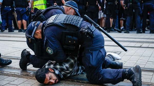 توتر واشتباكات بين المهاجرين المسلمين والشرطة بسبب الصلاة في الطريق العام