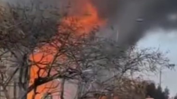 حريق ضخم بمصنع مذيبات كيميائية في المنطقة الصناعية الثالثة ببرج العرب