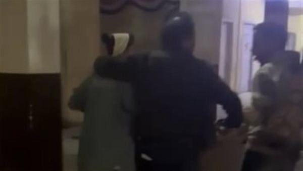 فيديو غير أخلاقي.. عامل يصطحب سيدة داخل مدرسة ليلًا بالخصوص في محافظة القليوبية