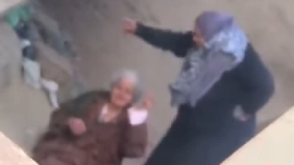 سحلت والدتها المسنّة في الشارع.. القبض على المتهمة بالاعتداء عليها بالزقازيق