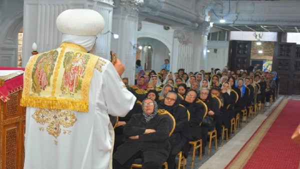 قداس تأبيني لليندا منصور خادمة ايبارشية باريس بكاتدرائية السيدة العذراء ومارمينا بمنيا القمح