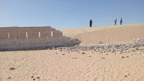 ننشر الصور الأولى للسور المنهار بدير أبوفانا ..النيابة تعاين ولجنة فنية لتحديد أسباب الحادث