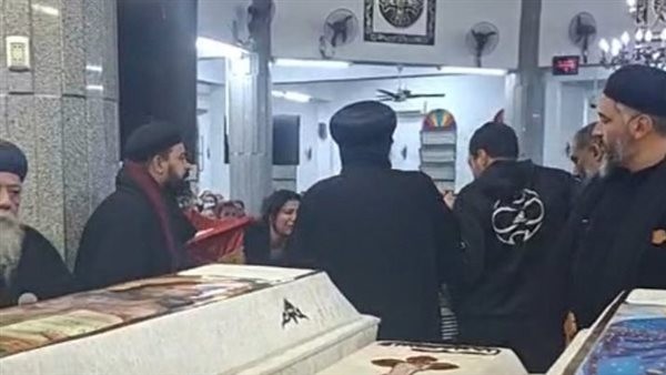 لحظات وداع ضحايا حادث دير أبو فانا من مطرانية ديرمواس بالمنيا (صور)