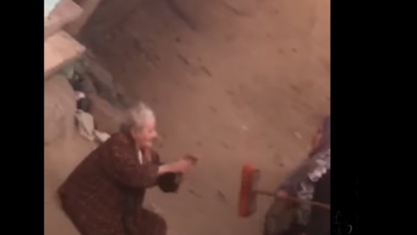 ربة منزل تعتدي على والدتها المسنة بالضرب والسحل في الشارع بالشرقية… والمتهمة في قبضة الشرطة