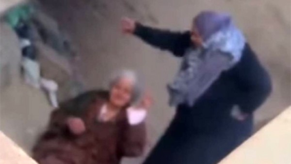 بسبب الجلوس أمام المنزل.. ضبط متهمة بالتعدي على سيدة مسنة بالشرقية