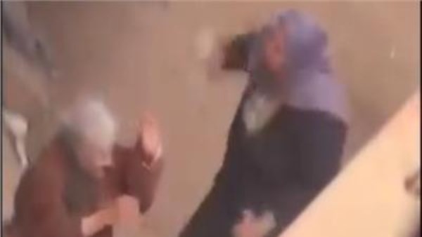 قلب ولدي عليا حجر.. مسنة الشرقية ابنتها ضربتها بالمقشة وتتوسل للإفراج عنها