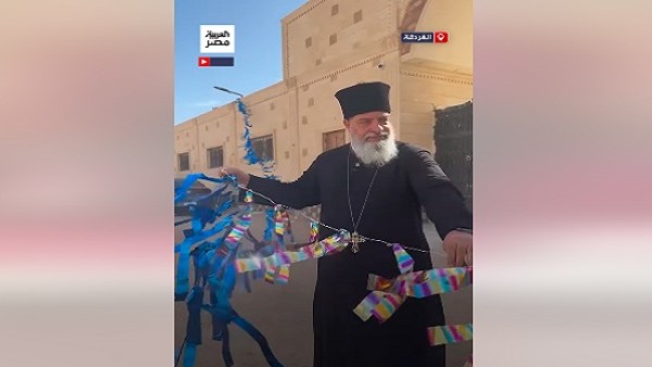 فيديو.. وكيل مطرانية الأقباط الكاثوليك بالبحر الأحمر يعلق زينة رمضان "والفانوس" داخل كنيسة السيدة العذراء بالغردقة